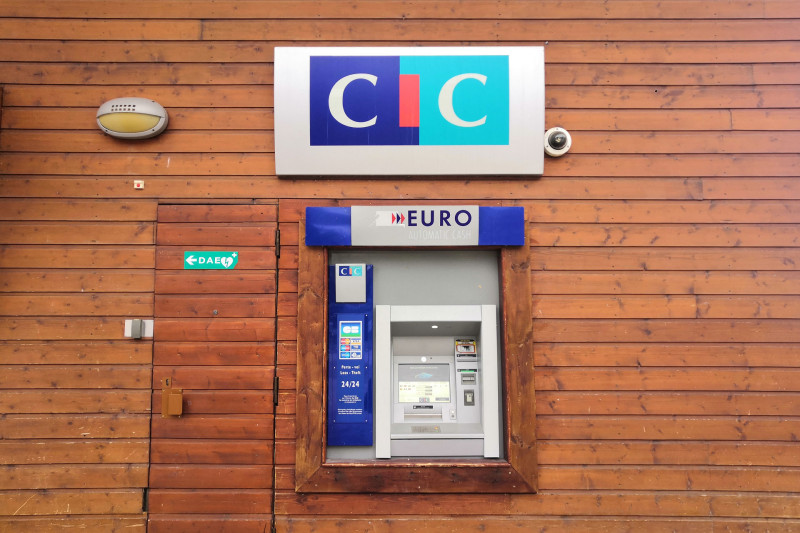 Distributeur billet banque CIC