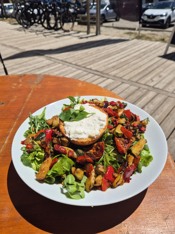 Salade de légumes du soleil, brioche à la stracciatella