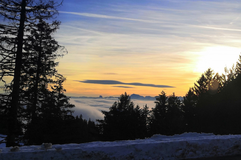 Chamrousse vue coucher soleil bus hiver station ski montagne grenoble isère alpes france