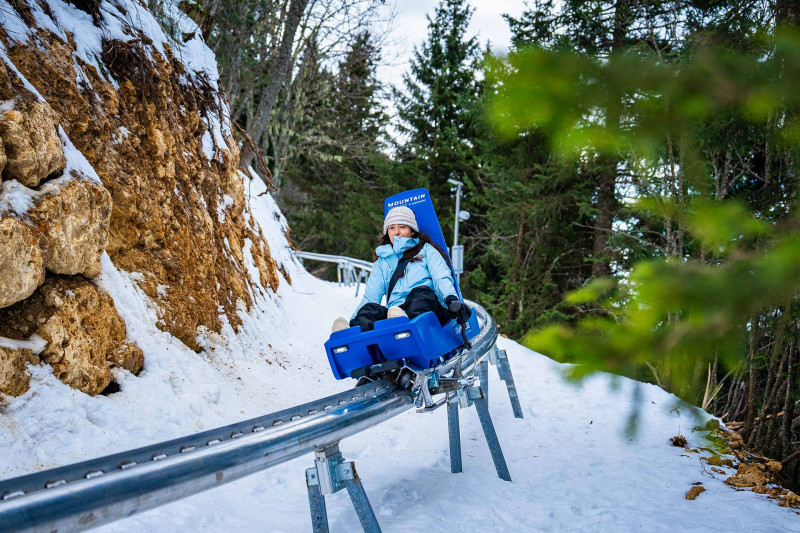 Chamrousse descente luge rail luge coaster 1650 hiver station ski montagne grenoble isère alpes france