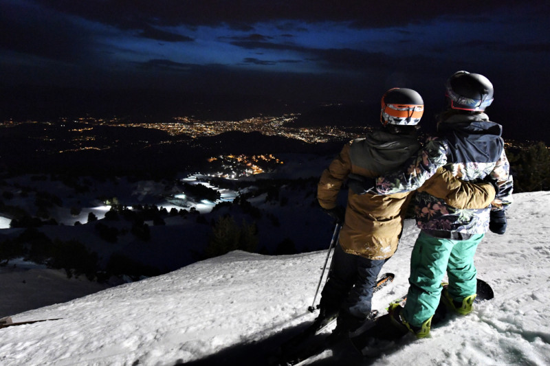 Ski nocturne Chamrousse Snowleader casque ski snowboard station montagne grenoble isère alpes france