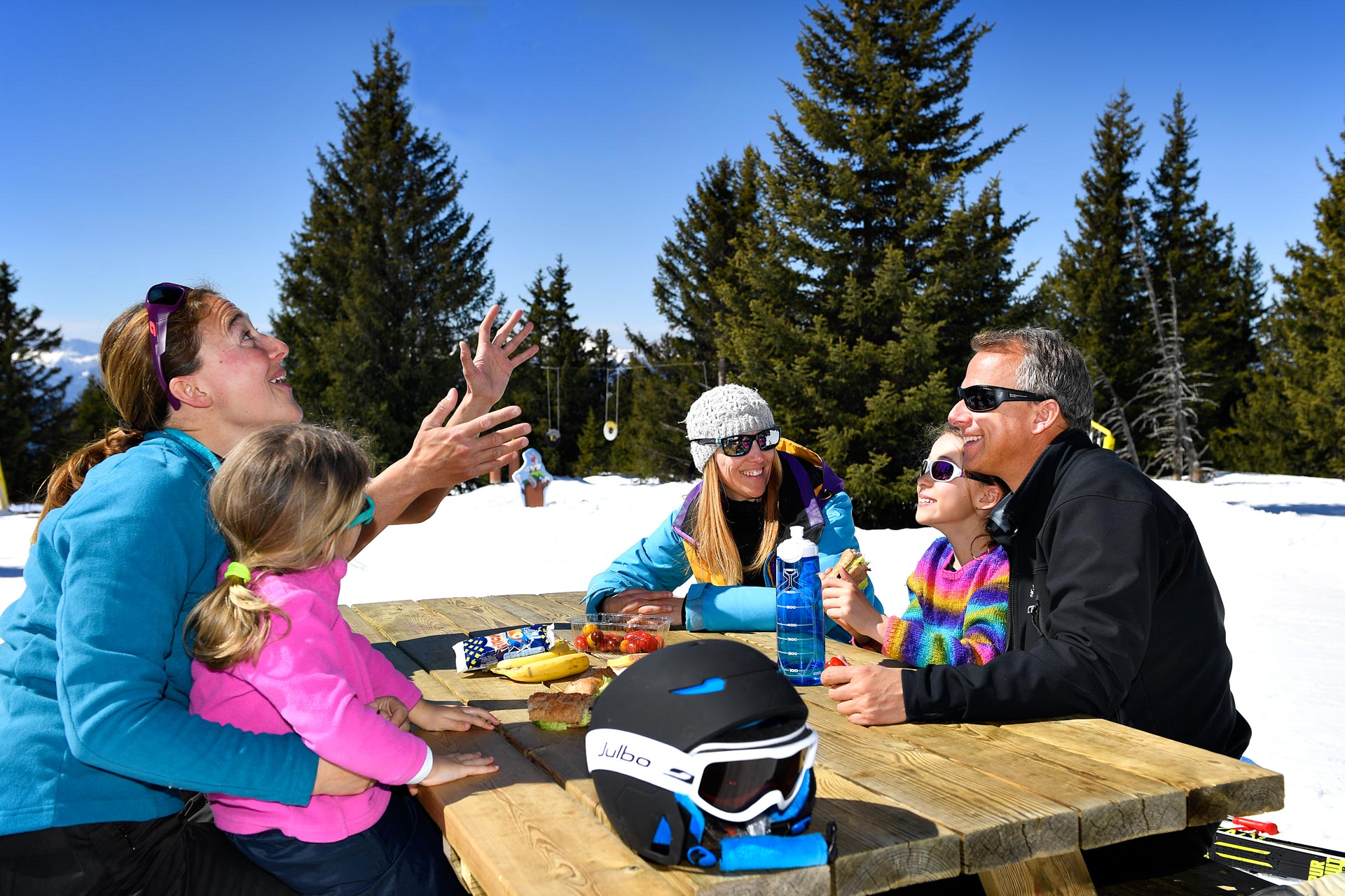 Chamrousse pique-nique famille hiver station ski montagne grenoble isère alpes france - © Fred Guerdin