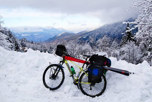 Chamrousse photo insolite transport ski vélo neige hiver station montagne ski grenoble isère alpes france - © Stany Francois sur Instagram