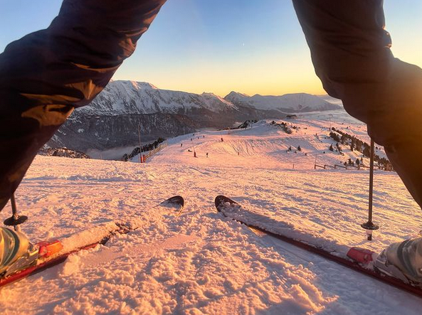 Chamrousse tout shuss piste coucher soleil hiver station ski montagne grenoble isère alpes france - © @chalet.le.cembro.chamrousse Instagram