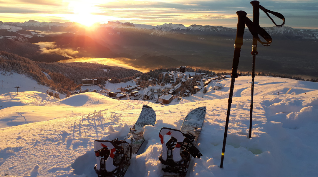 Splitboard ski touring Snowleader casque ski snowboard coucher soleil station montagne grenoble isère alpes france - © SD - OT Chamrousse