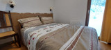 Intérieur chambre lit double Ecrin des neiges C06 Chamrousse (2)