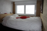 Intérieur chambre lit double Les Gentianes RDC Chamrousse