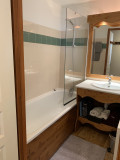 Intérieur salle de bain 2P4 VDB Melezes E33 Chamrousse