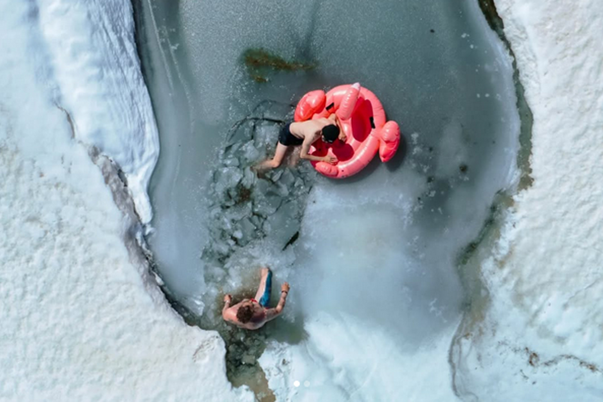 Gefrorenes Bad in einem Bergsee Chamrousse - © Dive Xtrême Gefrorenes Bad in einem Bergsee Chamrousse