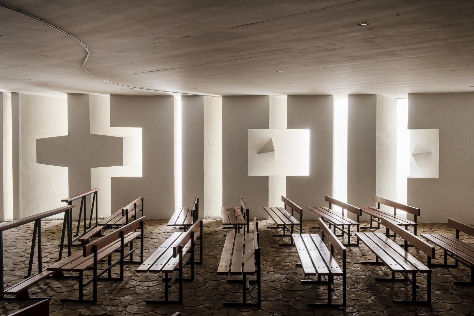 Visite intérieur Église du Saint-Esprit Chamrousse - © DVinçon Visite intérieur Église du Saint-Esprit Chamrousse