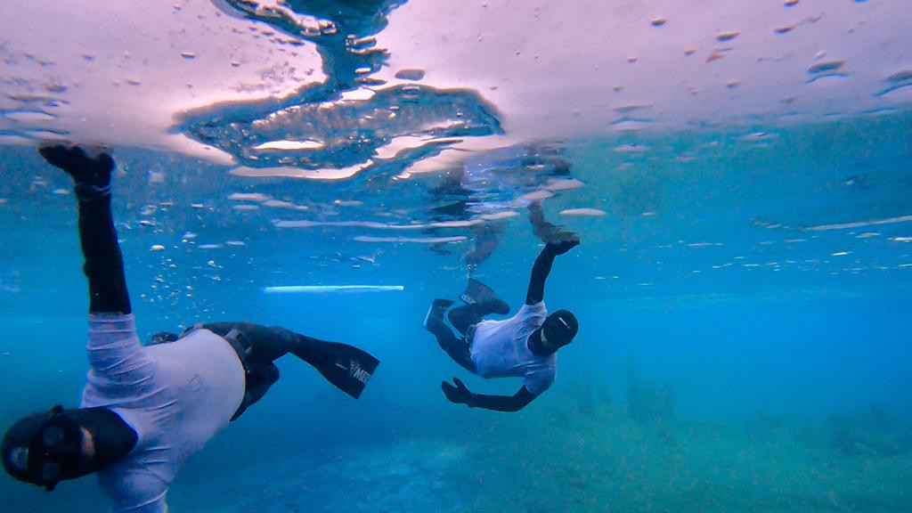 Solidarisches Apnoe-Tauchen unter Eis Chamrousse