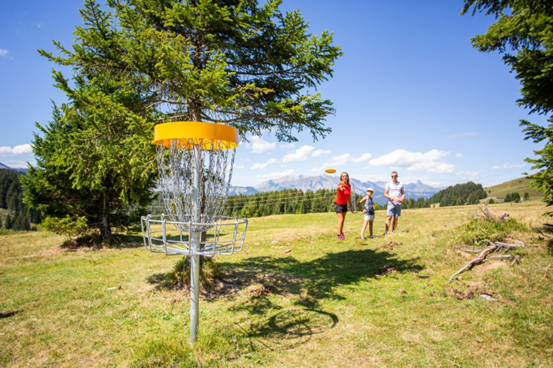 Frisbee golf activité - © Chamrousse Oxygène Frisbee golf activité