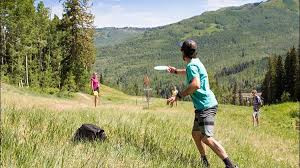 Activité frisbee golf - © Chamrousse Oxygène Activité frisbee golf