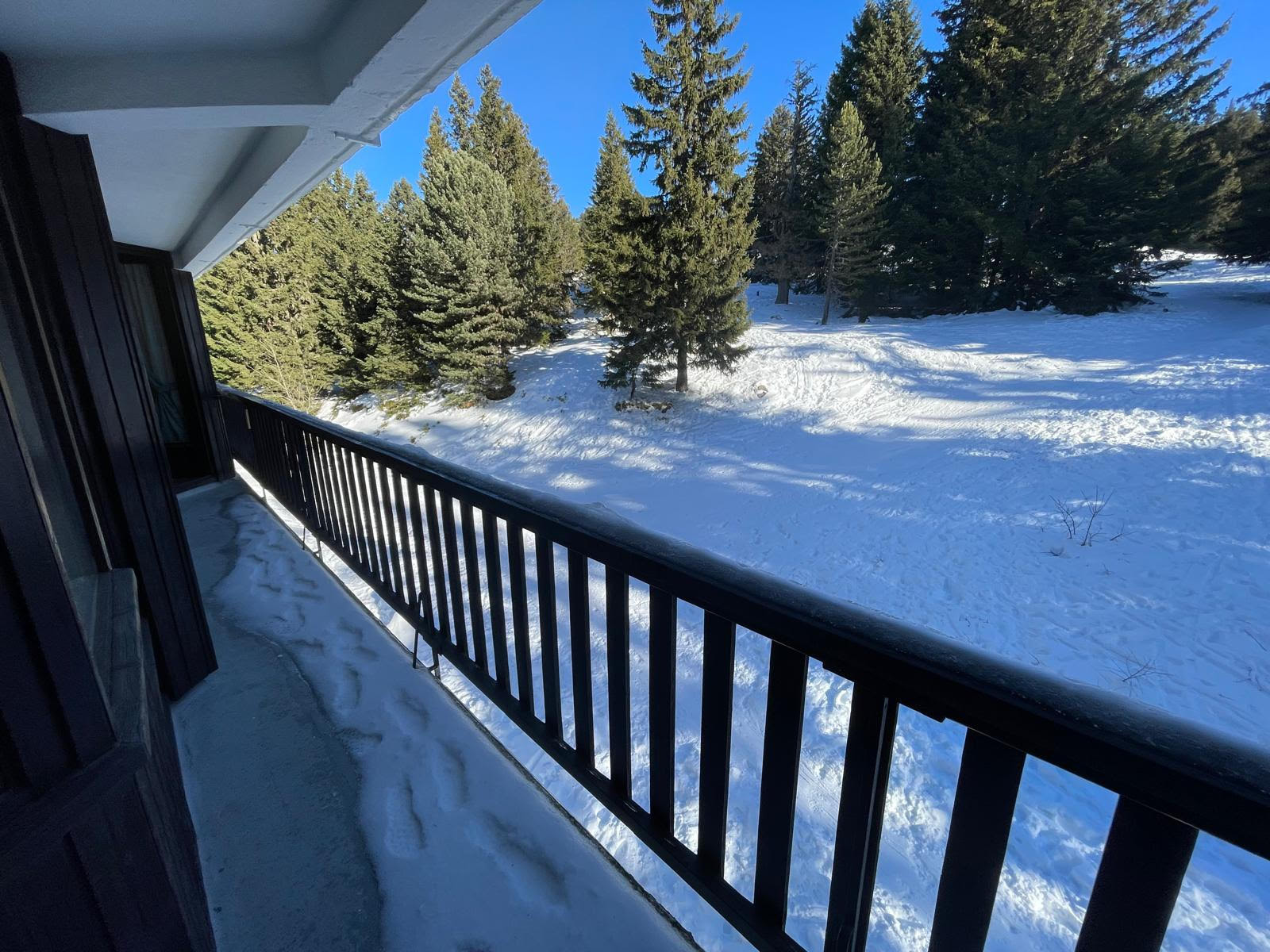 Extérieur balcon 2P6 Panoramic 411 Chamrousse - © DR Chamrousse réservation location appartement 6 personnes 45m² panoramic station ski montagne grenoble isère alpes France