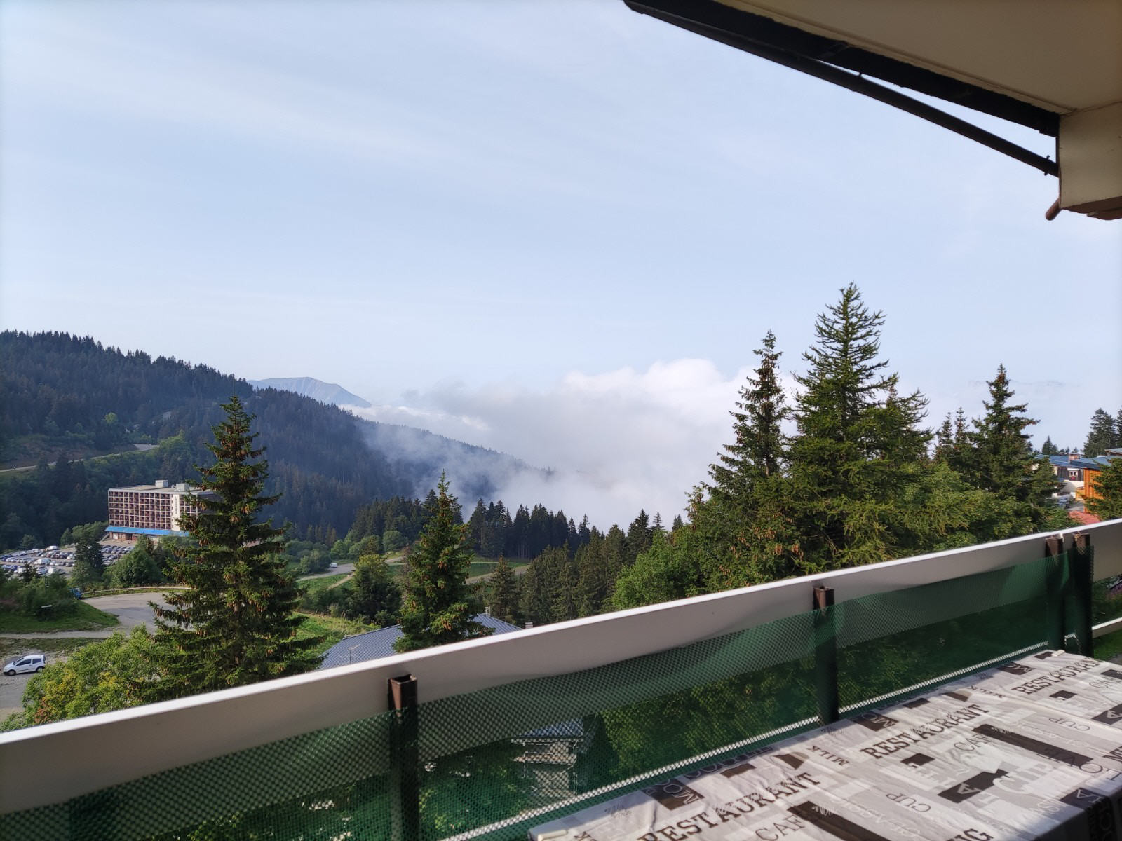 Extérieur balcon 3P6 Eterlou 406 Chamrousse - © DR Chamrousse réservation location appartement 6 personnes 3 pièces 57m² éterlou station ski montagne grenoble isère alpes France