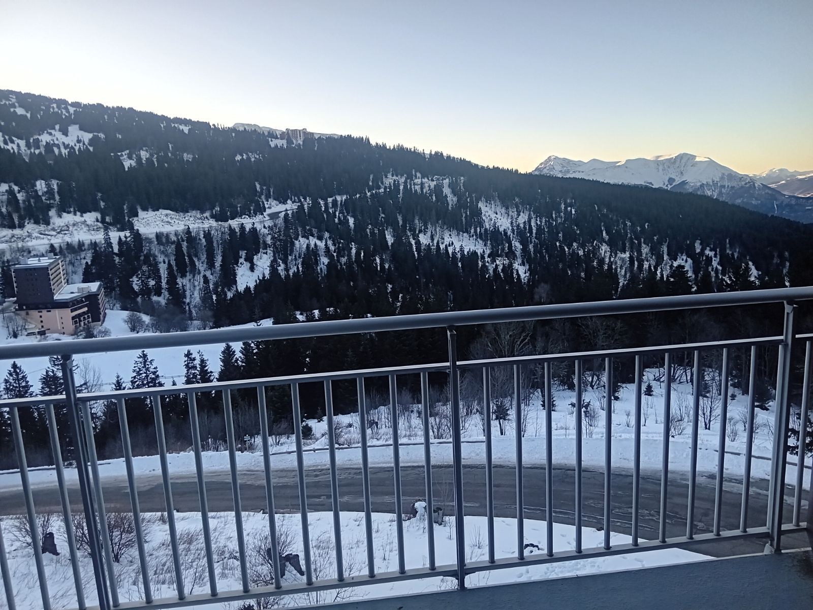 Extérieur balcon 3P7 Carina 503 Chamrousse - © DR Chamrousse réservation location appartement 7 personnes studio 51m² carina station ski montagne grenoble isère alpes France