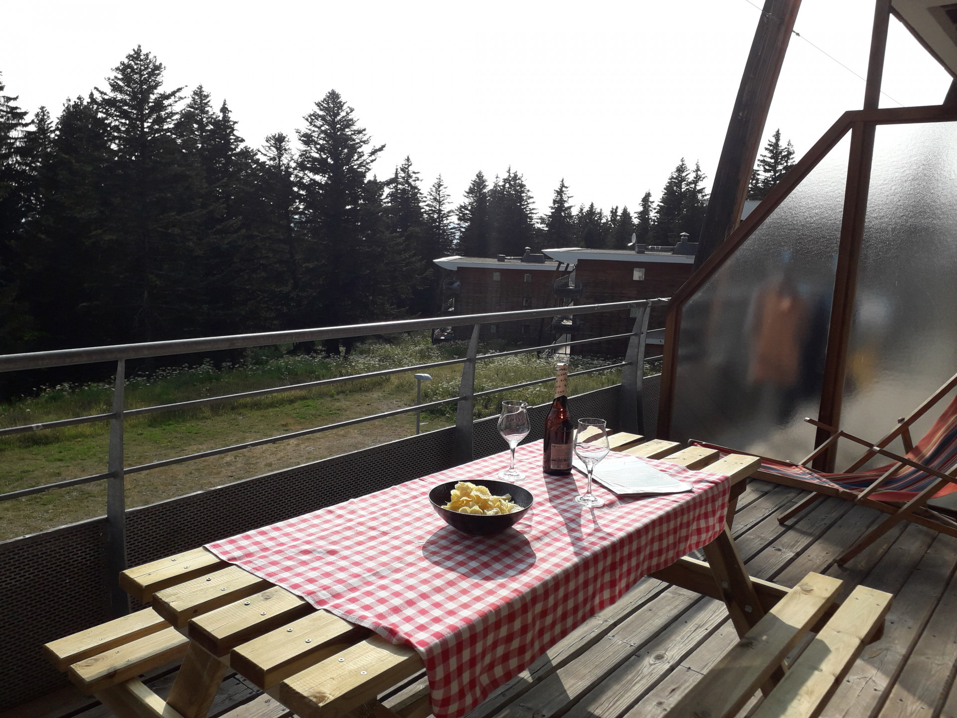 Extérieur terrasse 2P4 VDB Aster A26 Chamrousse - © DR Chamrousse réservation location appartement 4 personnes 25m² villages du bachat asters station ski montagne grenoble isère alpes France