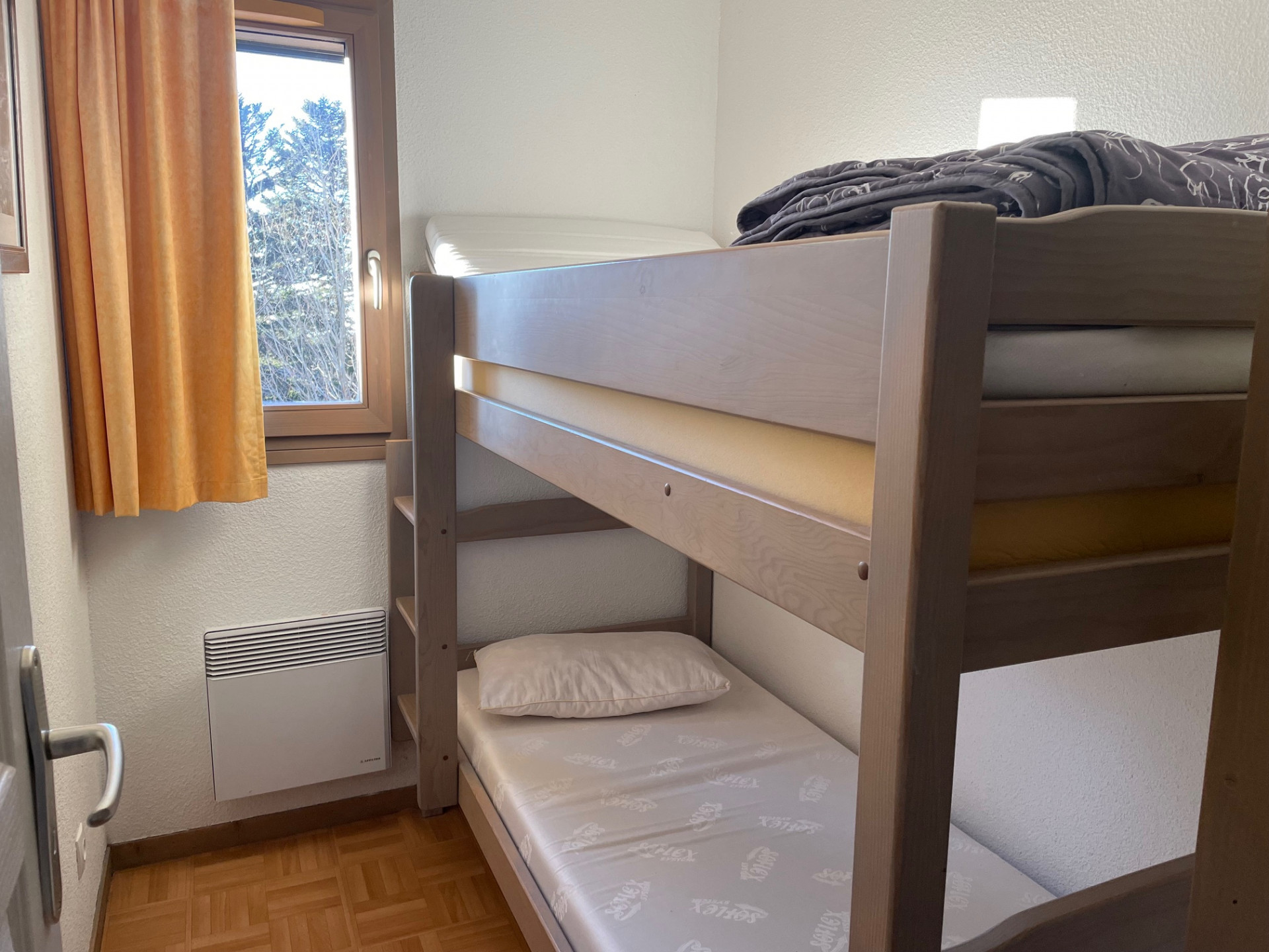 interieur-cabine-double-3pc8-ecrin-des-neiges-chamrousse - © DR Chamrousse réservation location 3 pièces cabines 8 personnes 47m² L’Ecrin des Neiges ski montagne Grenoble Isère alpes France