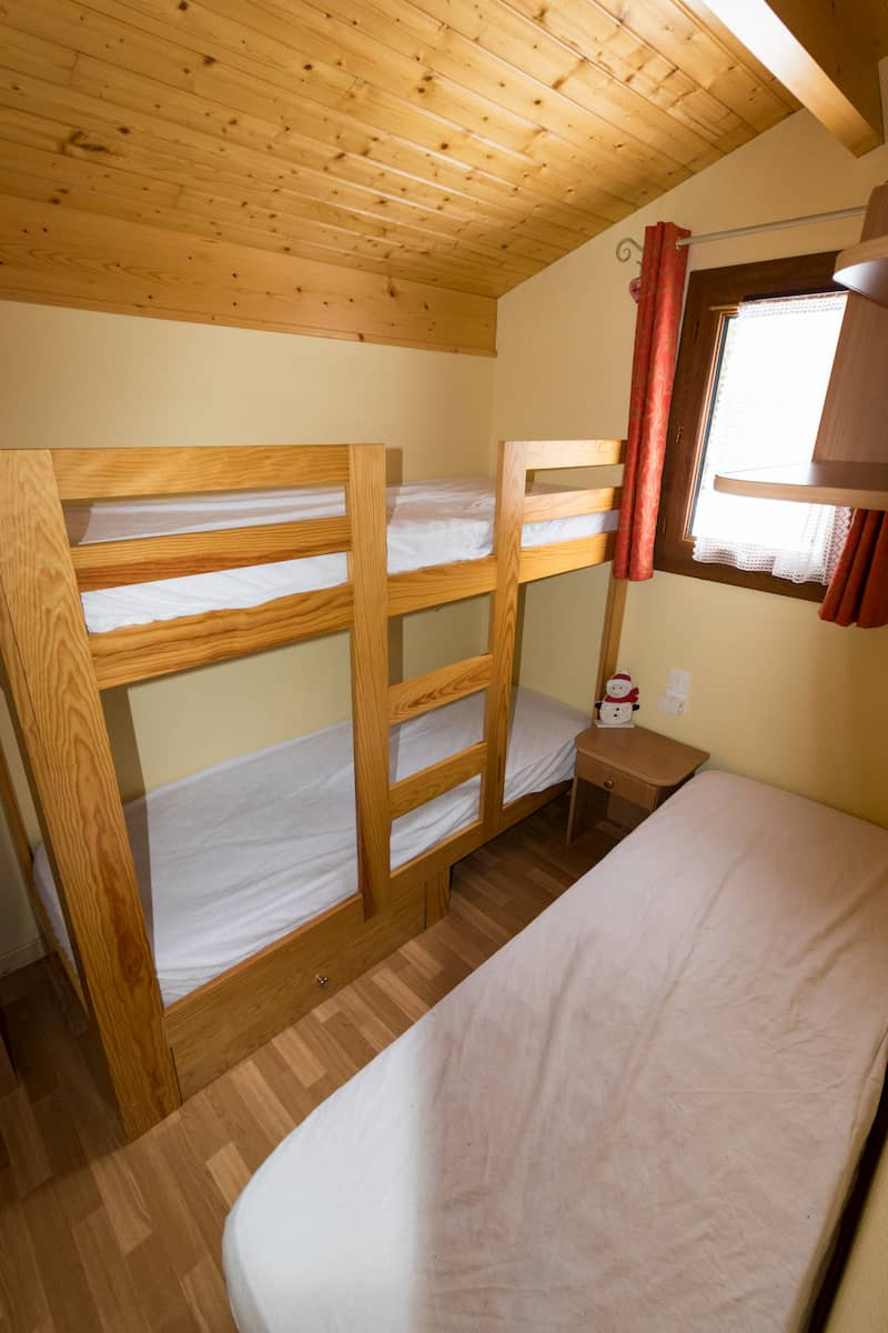 Intérieur cabine lits superposés plus un lit simple Le chalet des cîmes 24 Chamrousse - © DR Chamrousse réservation location chalet 3 pièces, 6 personnes 40m² Le Chalet des cimes 24 station ski montagne grenoble isère alpes France