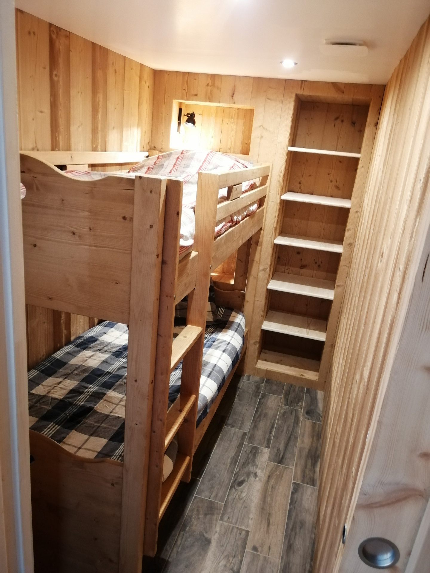 Intérieur cabine lits superposés valhalla Chamrousse - © DR Chamrousse réservation location appartement 2 pièces cabine 6 personnes 45m² valhalla station ski montagne grenoble isère alpes France