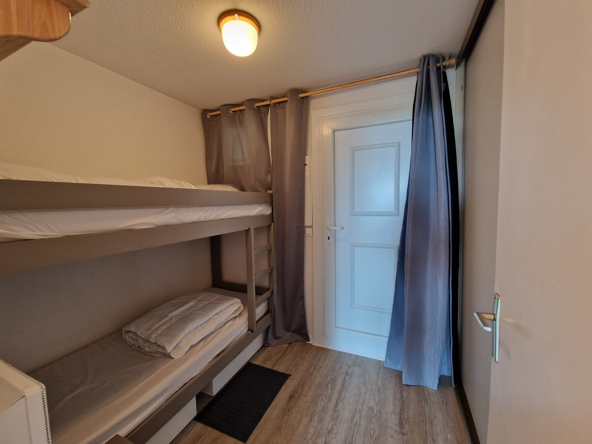 Intérieur cabine ST cabine 4 Marmottes 26 Chamrousse - © DR Chamrousse réservation location studio cabine 4 personnes 25m² marmottes station ski montagne grenoble isère alpes France