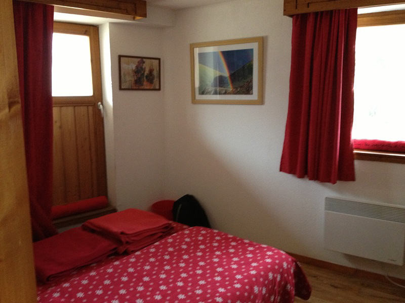 Intérieur chambre 1 4P8 Melezes A46 Chamrousse - © DR Chamrousse réservation location appartement 8 personnes 50m² villages du bachat melezes station ski montagne grenoble isère alpes France