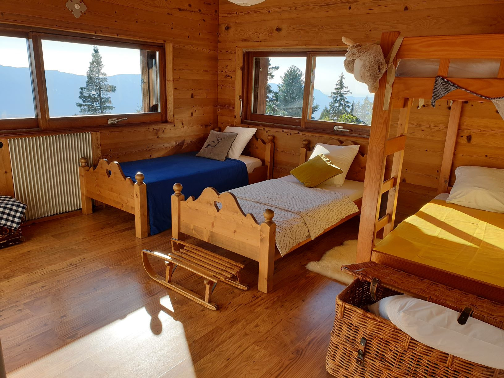 Intérieur chambre 2 lits simples et 2 lits superposées Le Chalet La perchette Chamrousse