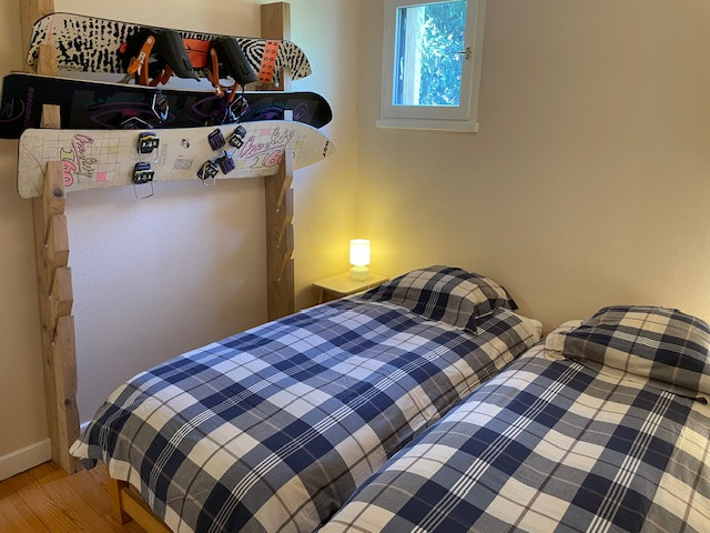 Intérieur chambre 2 lits simples Le Chalet Colas Chamrousse - © Droits réservés Chamrousse réservation location chalet 6 pièces, 9 personnes 180m² Le chalet Colas station ski montagne grenoble isère alpes France