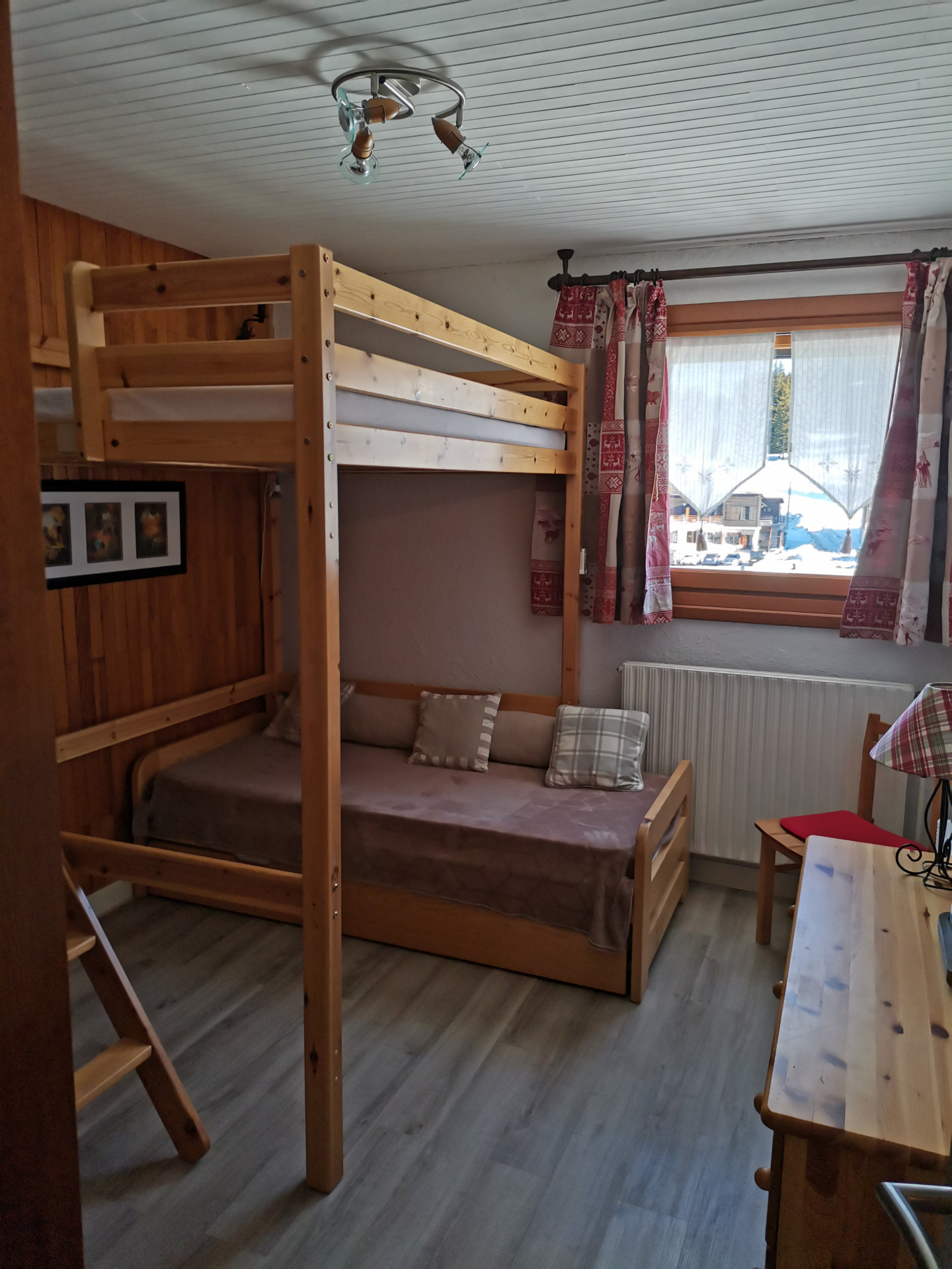 Intérieur chambre 2 lits superposés avec canapé double Le Cap 2000 506 Chamrousse Intérieur chambre 2 lits superposés avec canapé double Le Cap 2000 506 Chamrousse