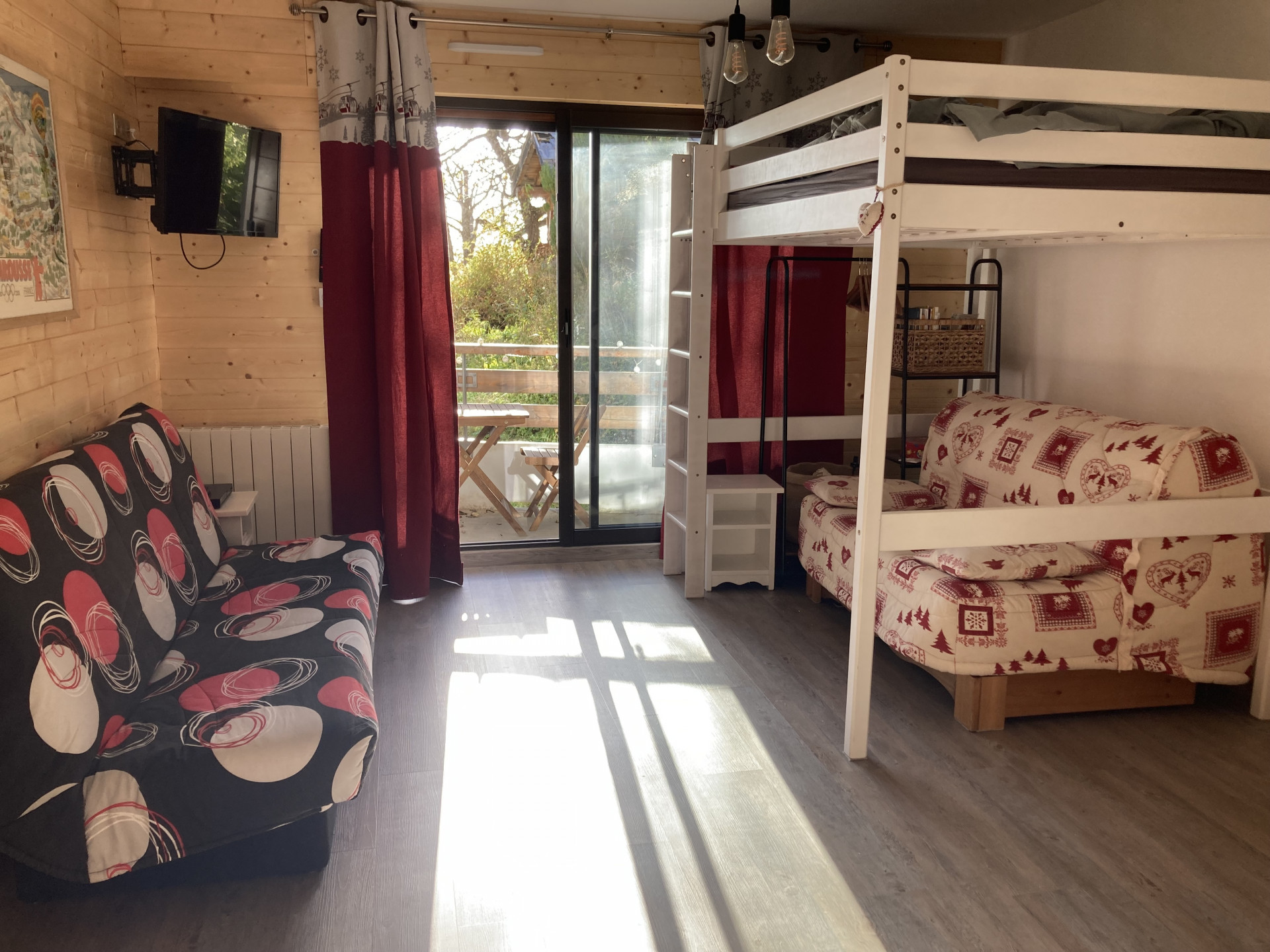 Intérieur chambre 2 lits superposés avec canapé lit Les vans 1 chamrousse - © DR Chamrousse réservation location appartement studio 4 personnes 30m² Les vans 1 station ski montagne grenoble isère alpes France