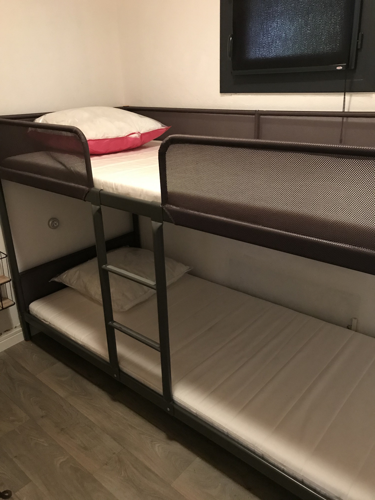 Intérieur chambre 2 lits superposés Le Chalet les Airelles Chamrousse - © DR Chamrousse réservation location chalet 5 pièces, 10 personnes 100m² Le chalet les Airelles station ski montagne grenoble isère alpes France