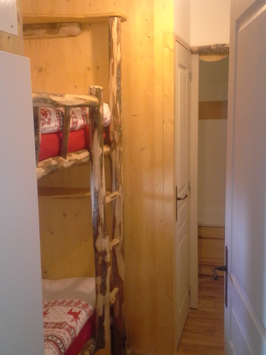 Intérieur chambre 2 lits superposés Les balcons de recoin 106 Chamrousse - © DR Chamrousse réservation location chalet 2 pièces, 4 personnes 40m² Les balcons de recoin 106 station ski montagne grenoble isère alpes France