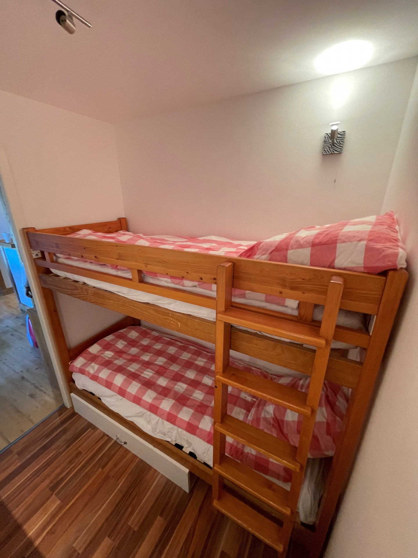 Intérieur chambre 2 lits superposés Les Vans Chamrousse - © DR Chamrousse réservation location appartement 2 pièces 6 personnes 40m² Les vans station ski montagne grenoble isère alpes France