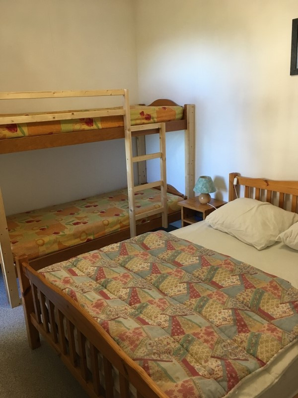 Intérieur chambre 2 lits superposés + lit double Les vans 10 Chamrousse - © DR Chamrousse réservation location appartement 2 pièces 6 personnes 42m² Les vans 10 station ski montagne grenoble isère alpes France