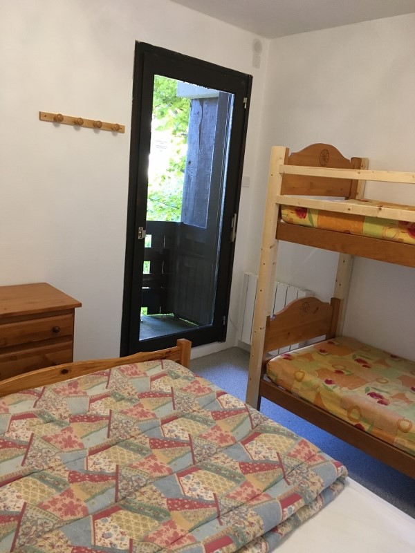 Intérieur chambre 2 lits superposés + lit double Les vans 10 Chamrousse - © DR Chamrousse réservation location appartement 2 pièces 6 personnes 42m² Les vans 10 station ski montagne grenoble isère alpes France