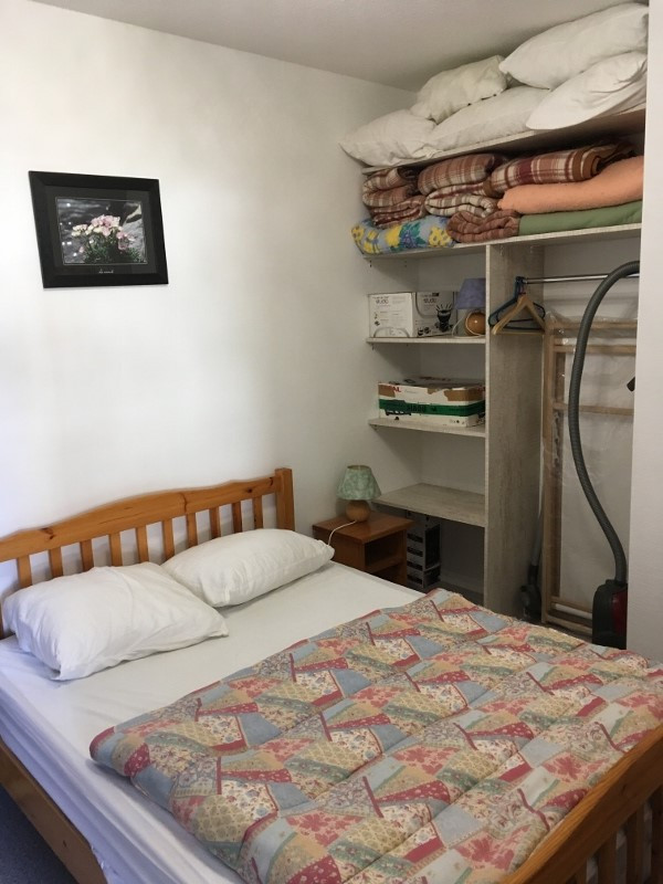 Intérieur chambre 2 lits superposés + lit double Les vans 10 Chamrousse - © DR Chamrousse réservation location appartement 2 pièces 6 personnes 42m² Les vans 10 station ski montagne grenoble isère alpes France