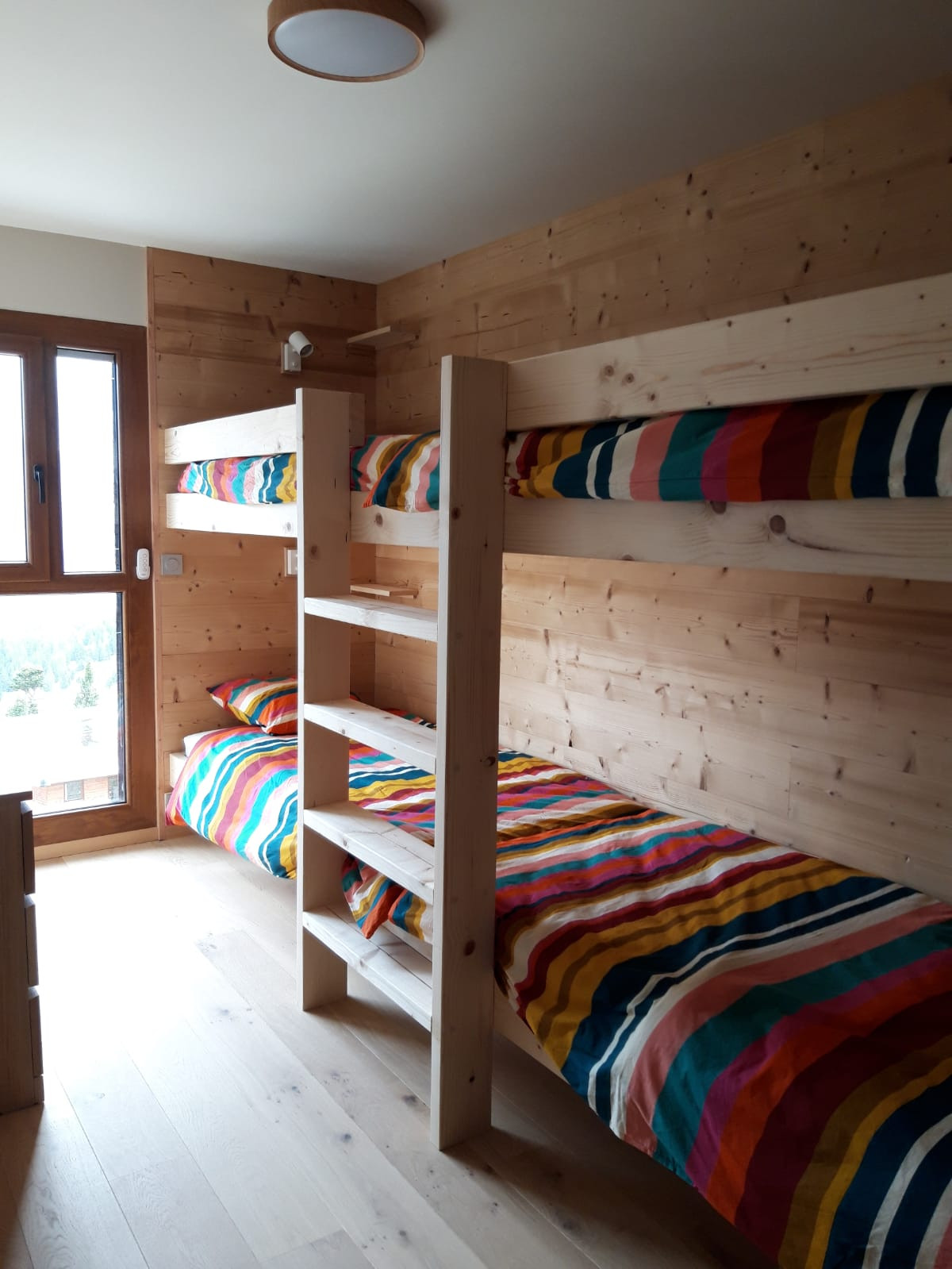 Intérieur chambre 4 lits superposés Les martinet A44 Chamrousse - © DR Chamrousse réservation location appartement 3 pièces 6 personnes 63m² Les martinets A44 station ski montagne grenoble isère alpes France