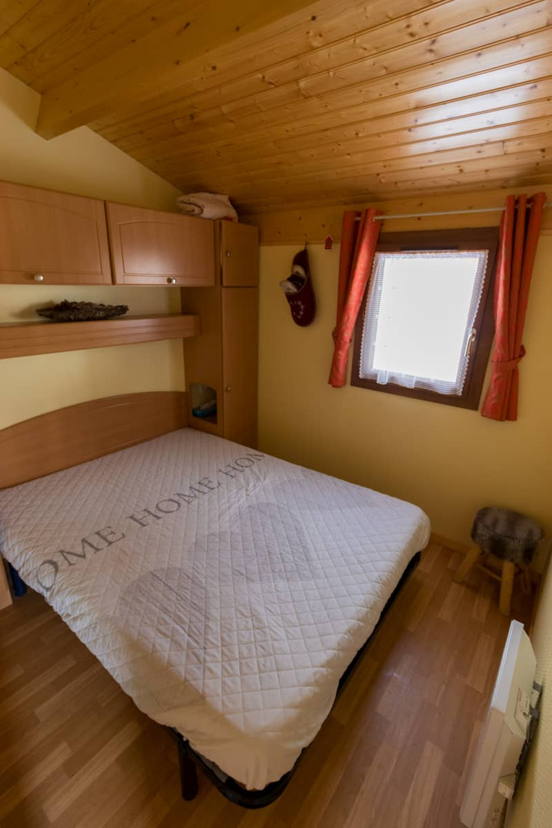 Intérieur chambre double Le Chalet des Cimes 24 Chamrousse - © DR Chamrousse réservation location chalet 3 pièces, 6 personnes 40m² Le Chalet des cimes 24 station ski montagne grenoble isère alpes France