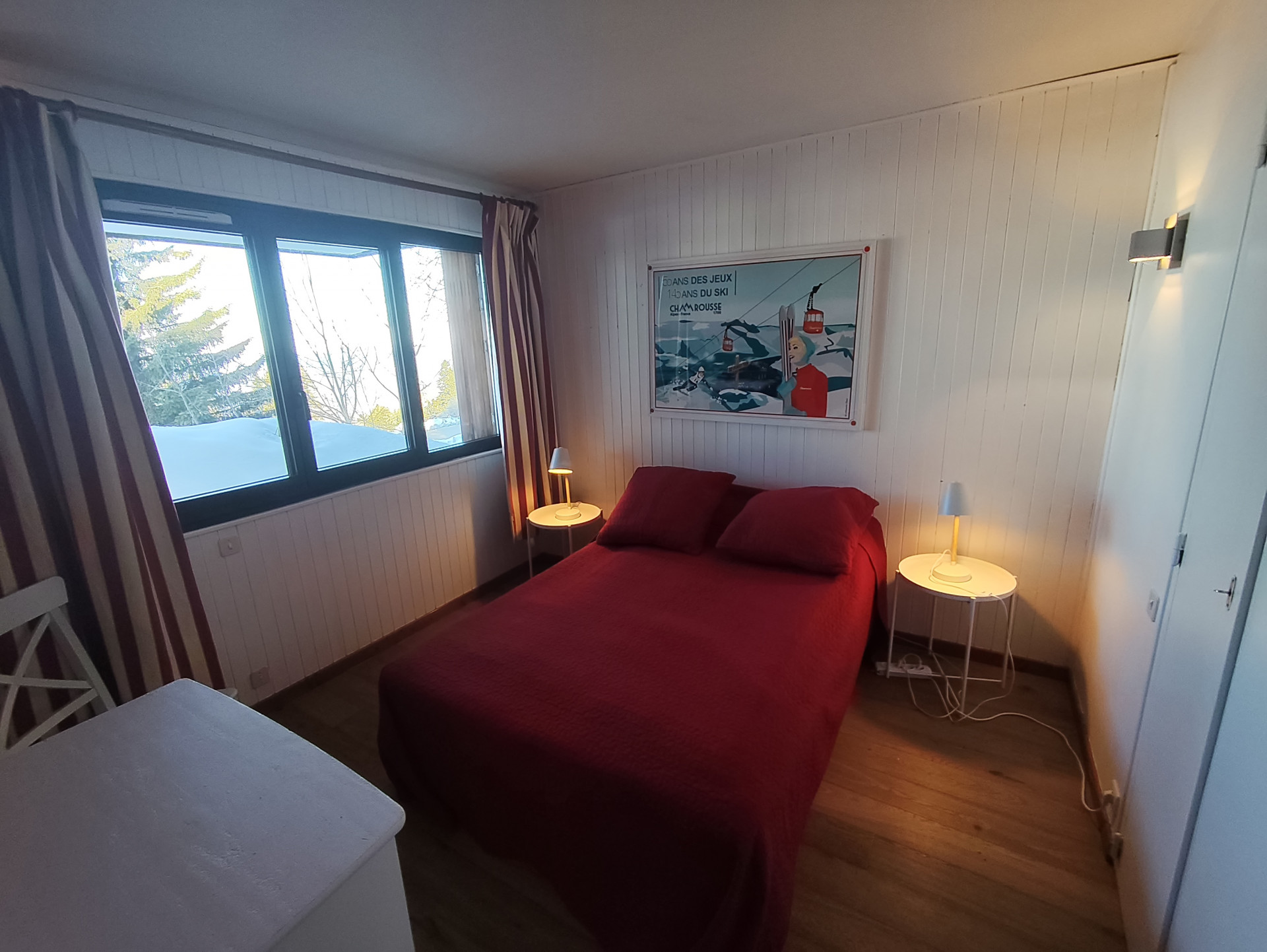 Intérieur chambre lit double 2 chalet le 99 Chamrousse