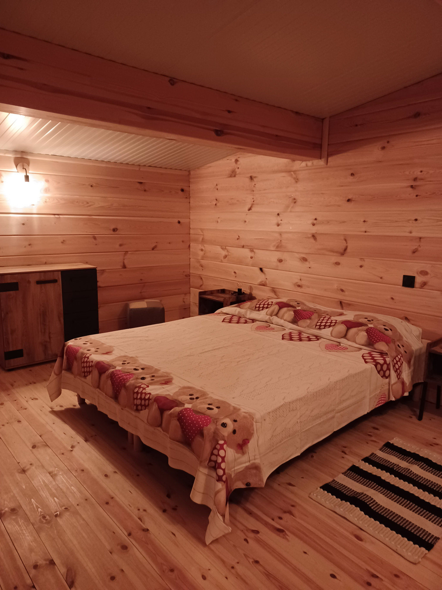 Intérieur chambre lit double 2 Le chalet des Accacia Chamrousse