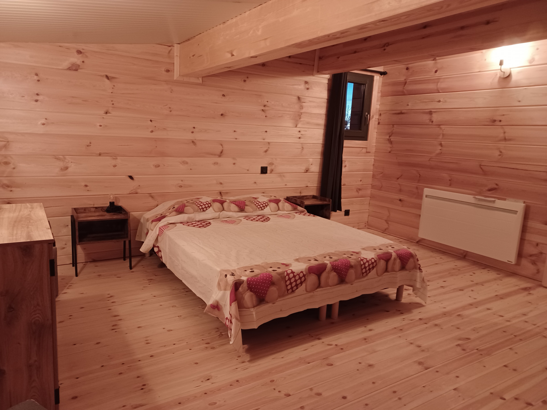 Intérieur chambre lit double 2 Le chalet des Accacia Chamrousse