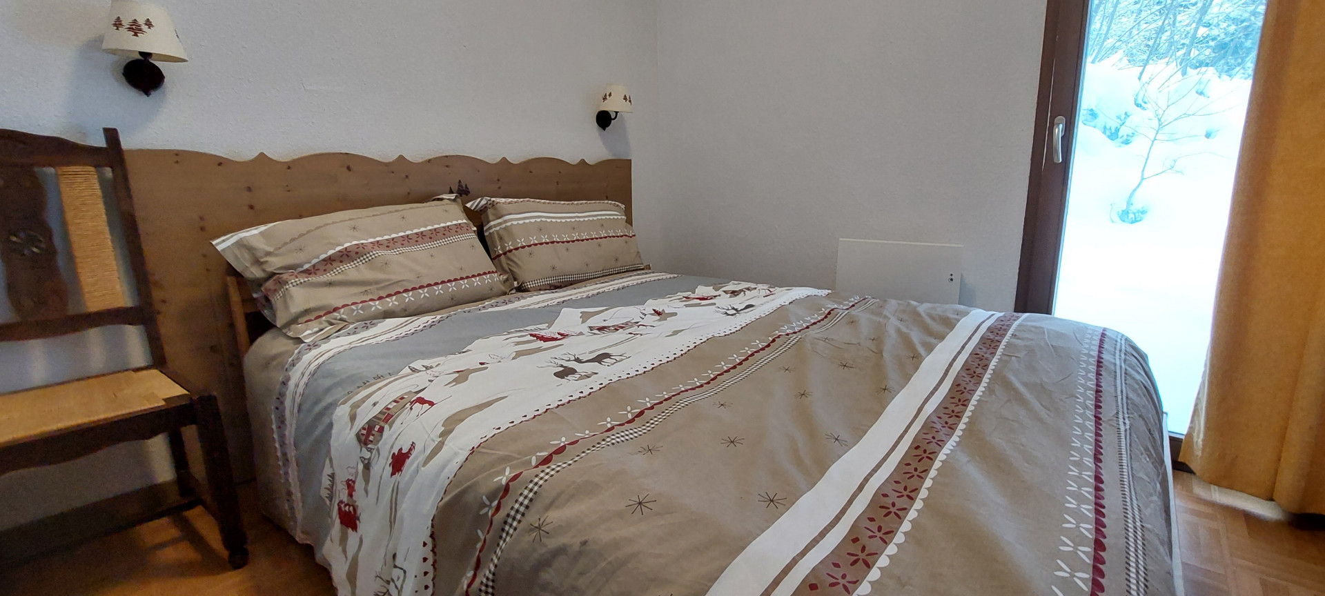 Intérieur chambre lit double Ecrin des neiges C06 Chamrousse (2)