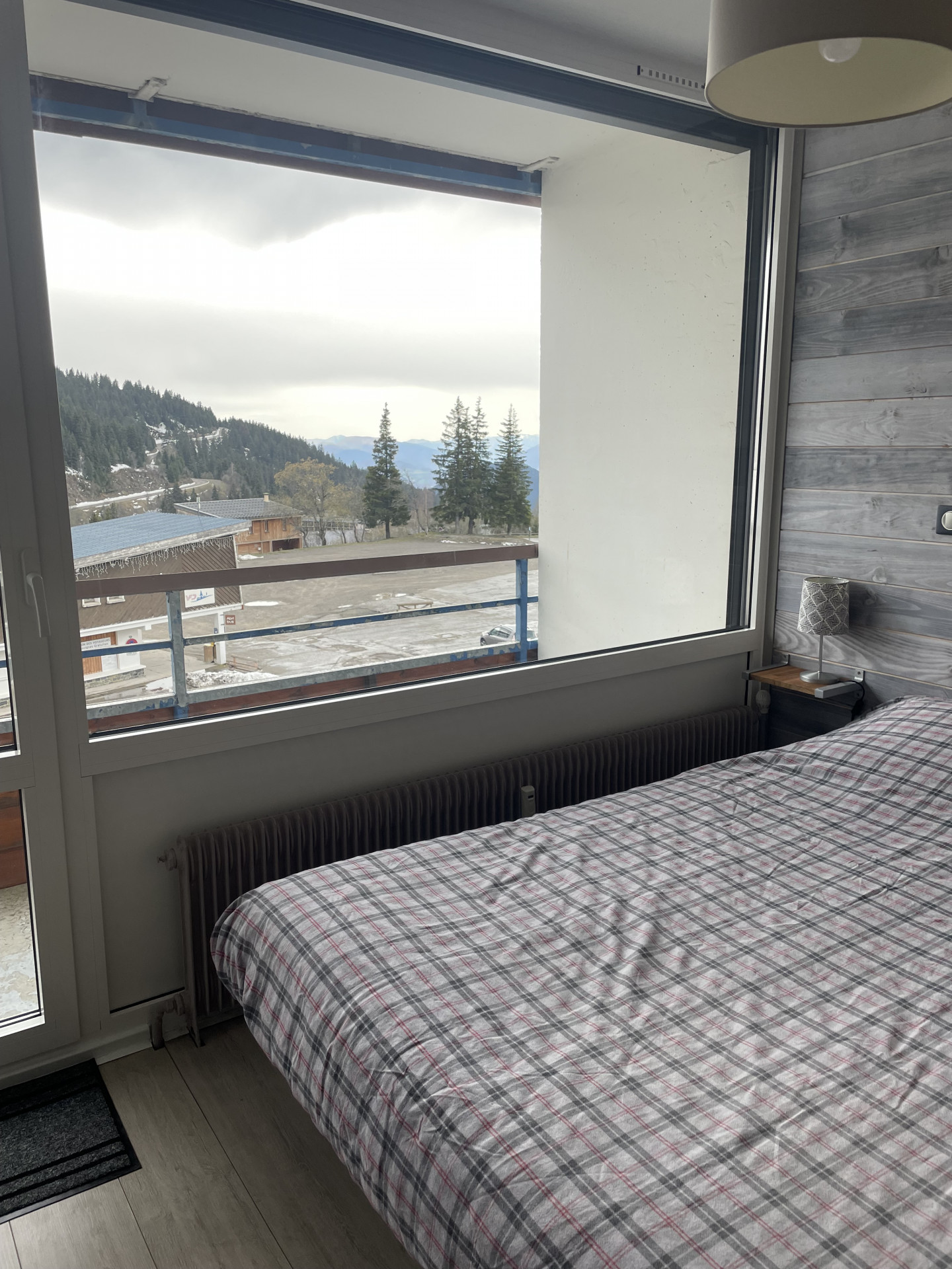 Intérieur chambre lit double Le Chamois 305 Chamrousse - © droits réservés Chamrousse réservation location appartement 2 pièces 6 personnes 44m² Le Chamois 305 station ski montagne grenoble isère alpes France