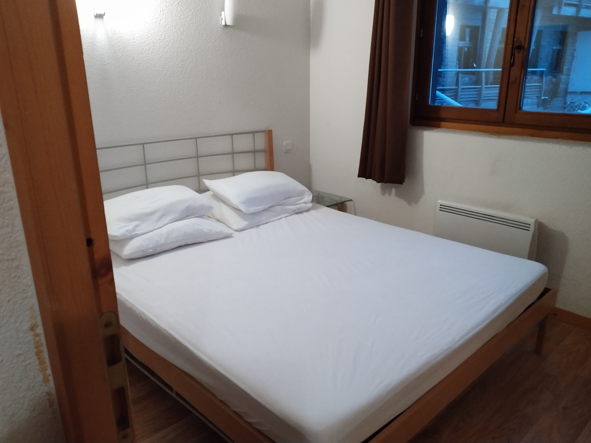 Intérieur chambre lit double Les balcons de recoin 108 Chamrousse - © DR Chamrousse réservation location appartement 3 pièces 6 personnes 60m² Les balcons de recoin 108 station ski montagne grenoble isère alpes France