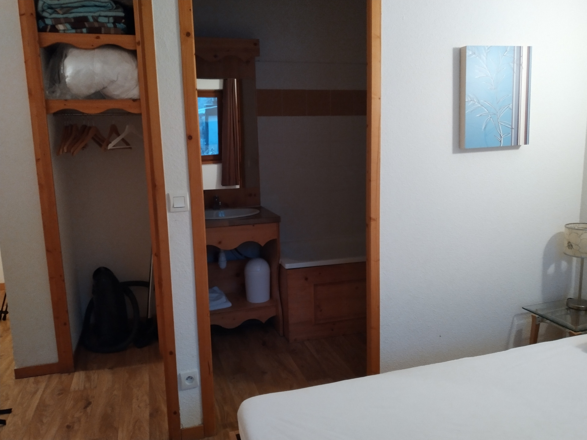 Intérieur chambre lit double Les balcons de recoin 108 Chamrousse - © DR Chamrousse réservation location appartement 3 pièces 6 personnes 60m² Les balcons de recoin 108 station ski montagne grenoble isère alpes France