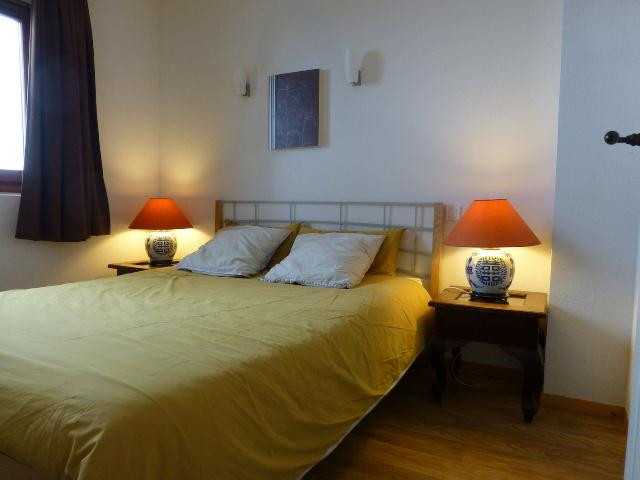 Intérieur chambre lit double Les balcons de recoin 208 Chamrousse - © DR Chamrousse réservation location appartement 3 pièces 4 personnes 60m² Les balcons de recoin 208 station ski montagne grenoble isère alpes France