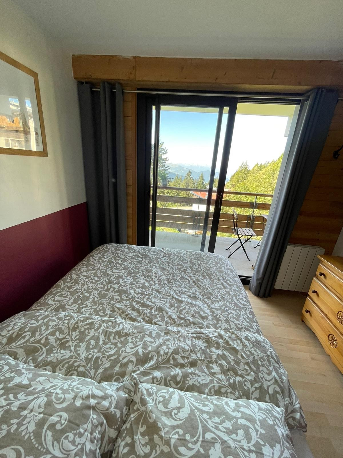 Intérieur chambre lit double Les Vans Chamrousse - © DR Chamrousse réservation location appartement 2 pièces 6 personnes 40m² Les vans station ski montagne grenoble isère alpes France