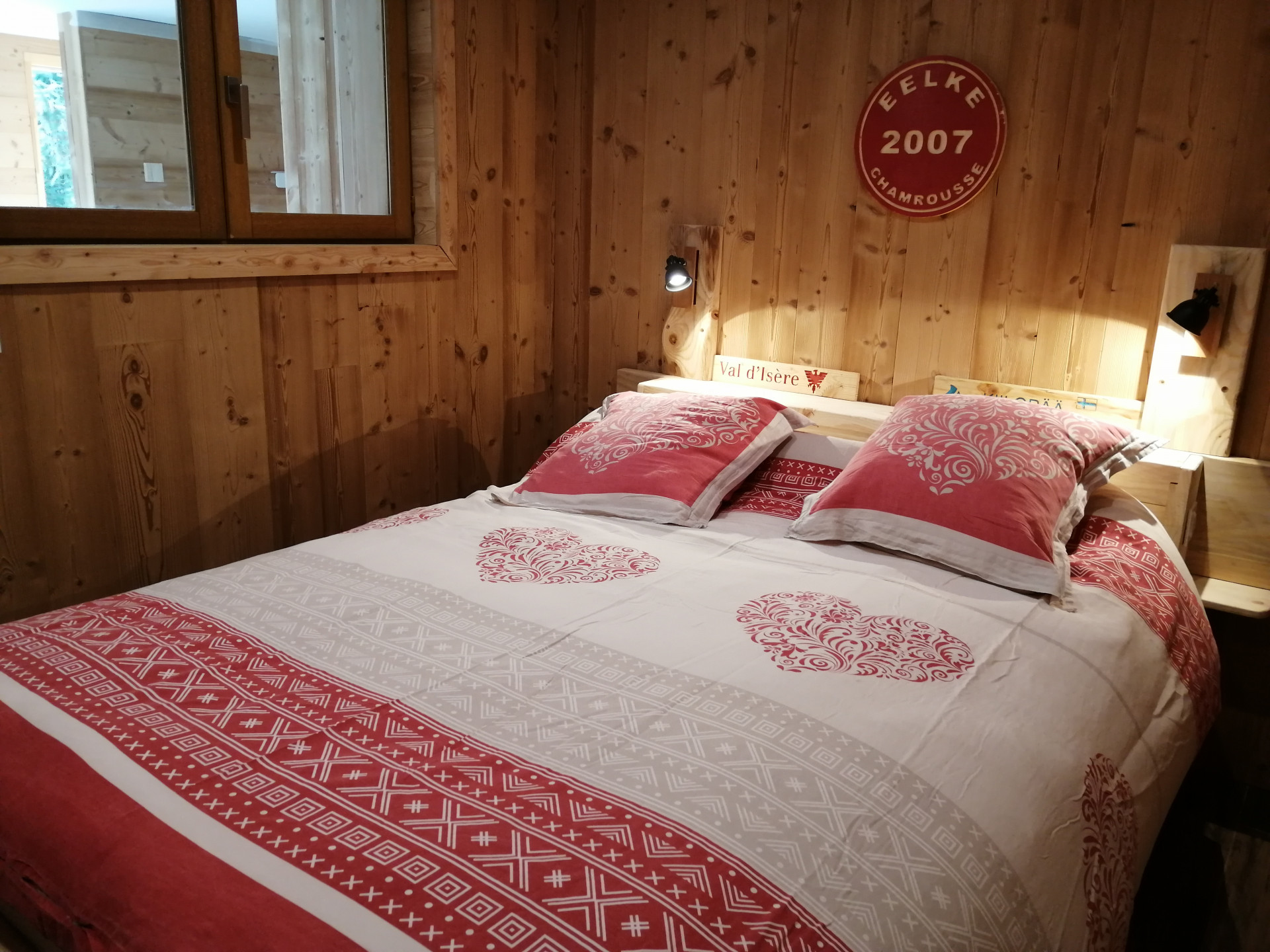 intérieur chambre lit double Valhalla Chamrousse - © DR Chamrousse réservation location appartement 2 pièces cabine 6 personnes 45m² valhalla station ski montagne grenoble isère alpes France