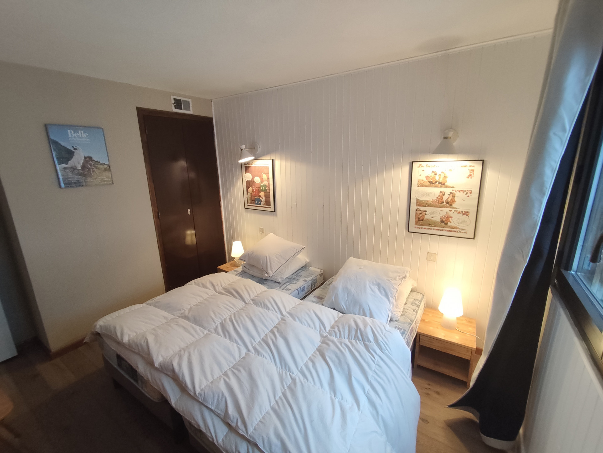 Intérieur chambre lits simples 2 chalet le 99 Chamrousse