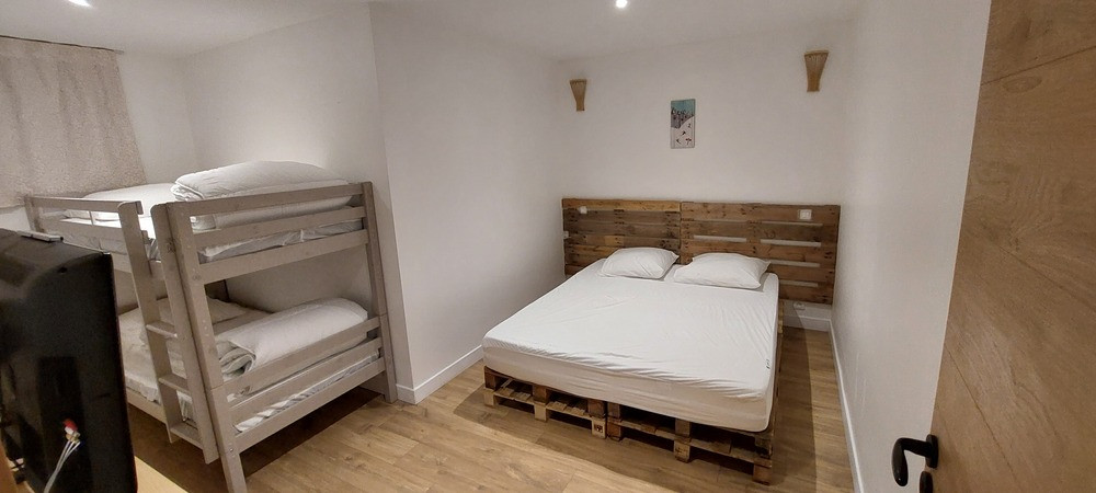 Intérieur Chambre pour 4 avec un lit double et deux lits superposés Le Joyau de l'Hermine Chamrousse